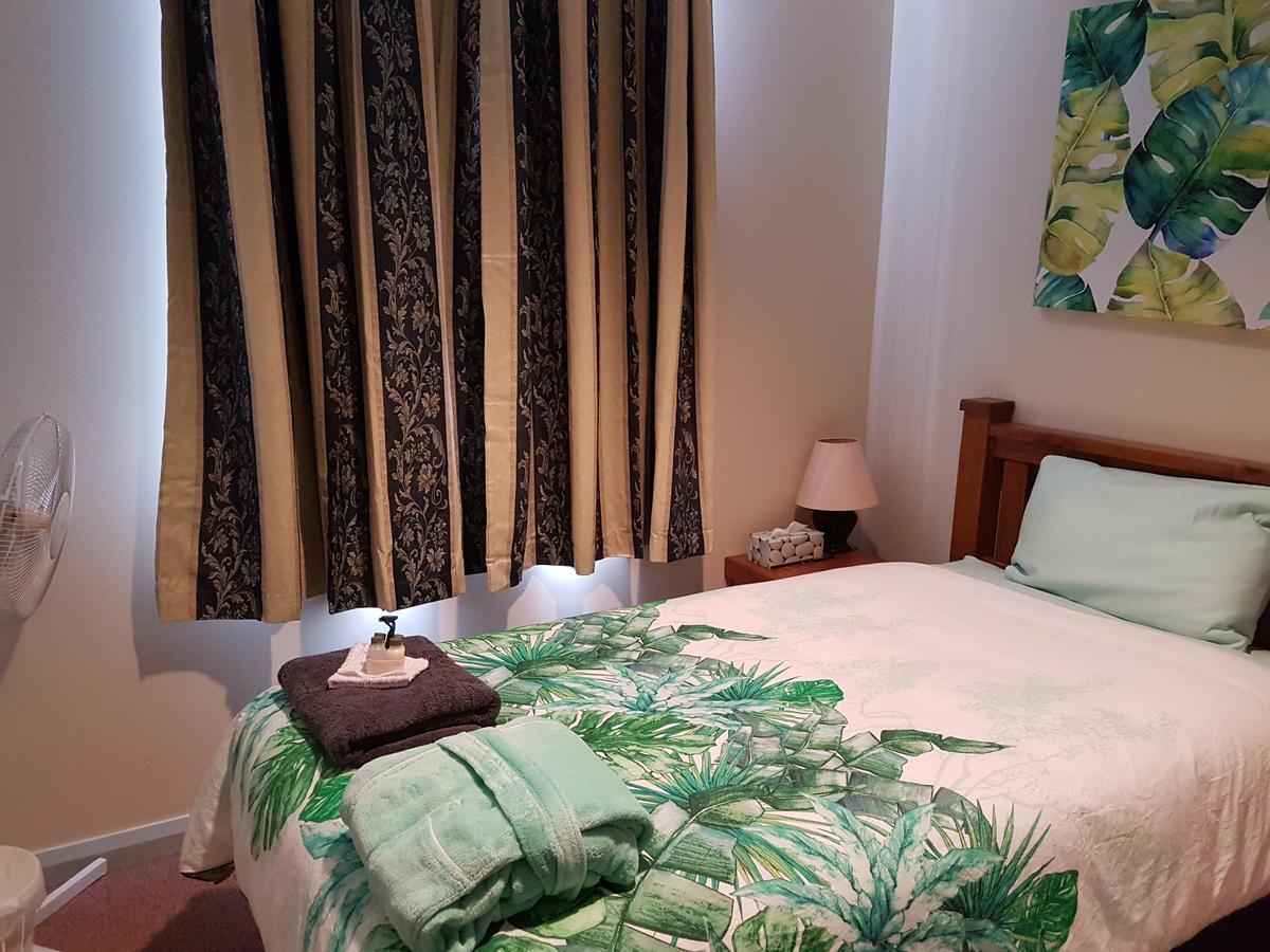 Queen Of The Murchison Guest House & Cafe Cue Esterno foto